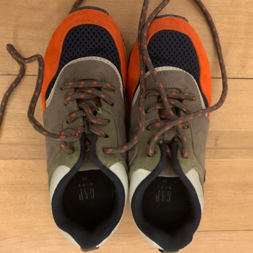 Boys Barely Used tennis shoes size 11 - Gap